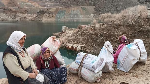 Baraj suları çekilince köy ortaya çıktı! Hatıraları için evlerine patika yol yaptılar