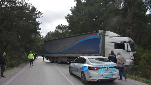 İzmir'de TIR, belediye otobüsüne çarptı; Bir can kaybı