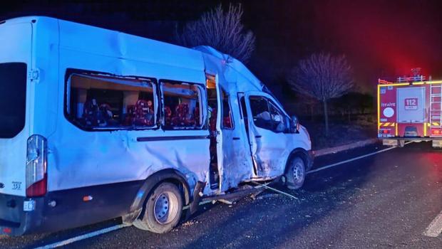 Öğretmen ve öğrencileri taşıyan minibüs, TIR'la çarpıştı: 7 yaralı