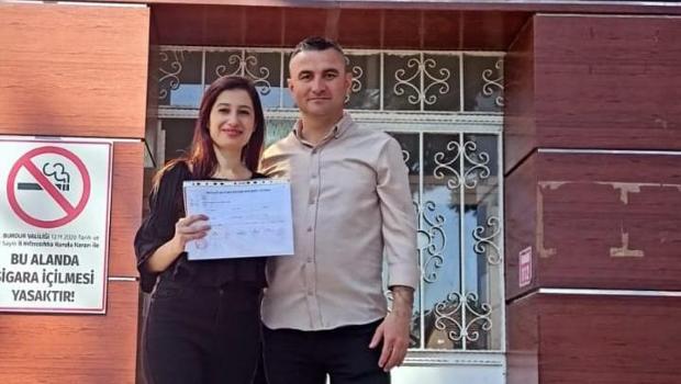 Burdur'un Tefenni ilçesinin ilk kadın muhtarı mazbatasını aldı