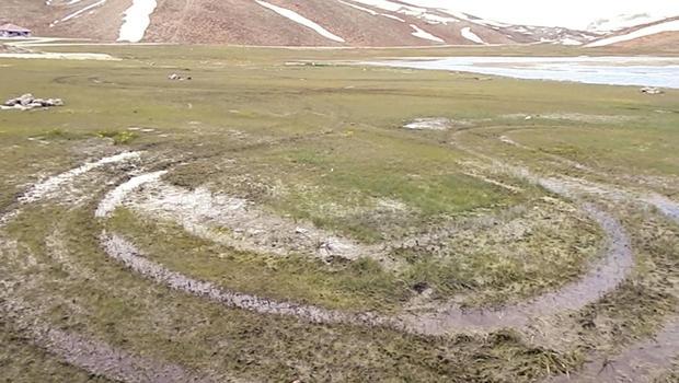 İki tekerli vandallar... Endemik çiçekleri motosikletle ezdiler