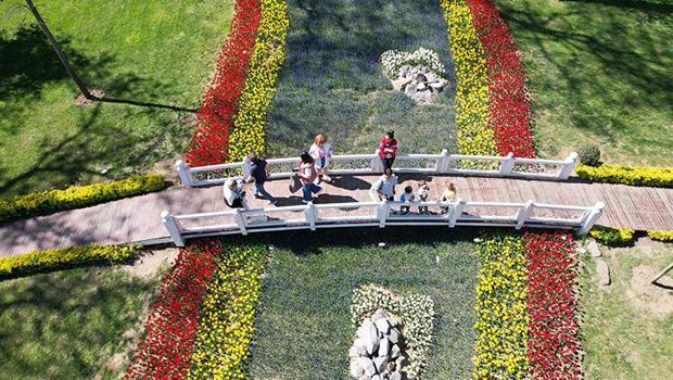 İstanbul'da lale şöleni: Vatandaşlar hatıra fotoğrafları çekildi