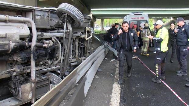 Polisleri taşıyan servis mibiüsü devrildi, 6 polis yaralandı