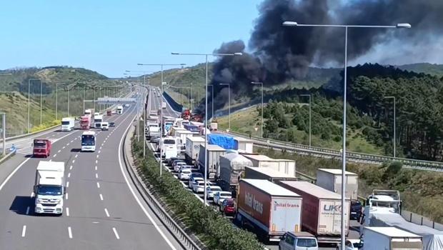 Seyir halindeki TIR alev aldı, Ankara yönü trafiğe kapandı