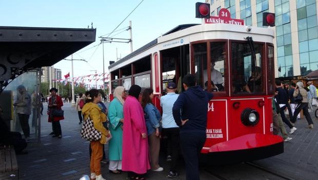 Taksim’de akülü nostaljik tramvay dönemi