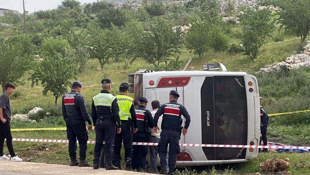 Yolcu midibüsü devrildi: Astsubay hayatını kaybetti, 17 yaralı