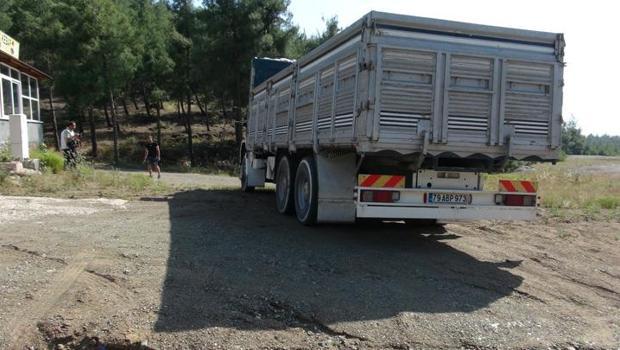 Kilis'te feci olay! Tamir etmeye çalışıyorlardı... Hareket eden kamyonun altında kalan 2 kişi hayatını kaybetti