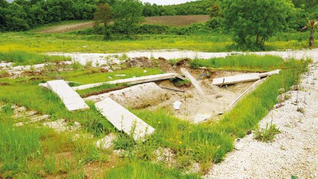 Parasını alamayan müteahhit evi götürdü... Geriye sadece çakıl taşları kaldı