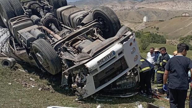 TIR şarampole devrildi: 1 ölü, 1 yaralı