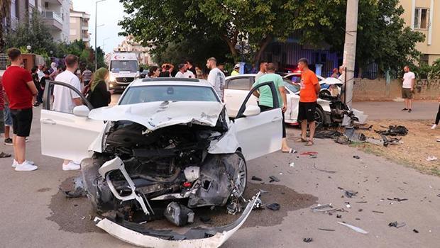 Antalya'da iki araç kafa kafaya çarpıştı: Çocuğuna sarılarak tedavi oldu