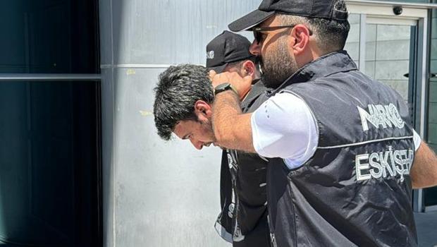 Eskişehir'de polisi görünce ters yöne dönüp kaçmaya çalıştı! Aracından uyuşturucu çıktı