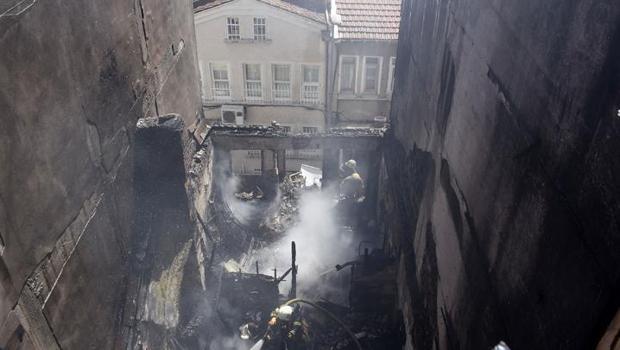 Ortaköy'de yangın: 2 katlı tarihi bina alev alev yandı