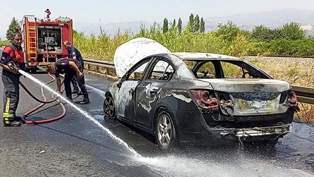 Seyir halindeki otomobil alev alev yandı