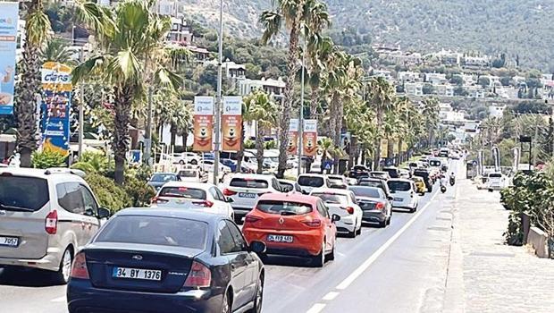 Tatilciler dönüşe geçti! Bu kez sahillerden İstanbul’a akın