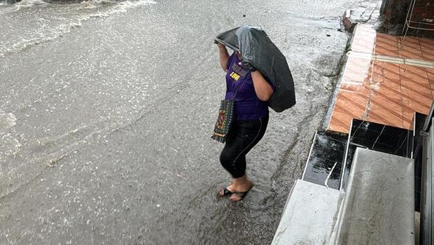 Adana'da sağanak sonrası cadde ve sokaklar göle döndü