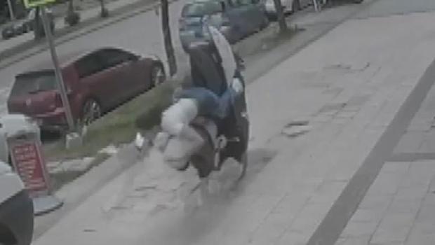 Adana'da şaşkına çeviren kaza! Bozuk kaldırım taşına çarpan motosiklet takla attı