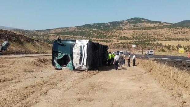 Bingöl’de yolcu otobüsü devrildi: 14 kişi yaralandı