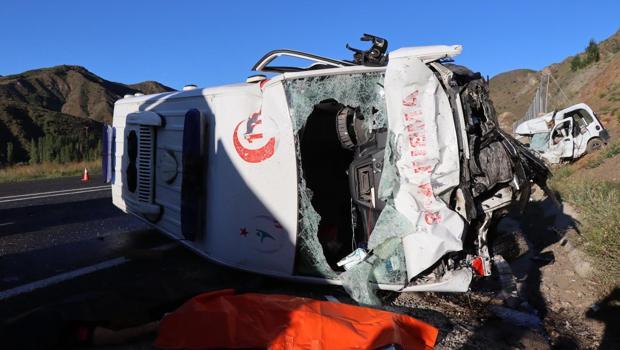 Erzurum'da feci kaza! Ambulans ve otomobil çarpıştı: 4 ölü, 1 yaralı