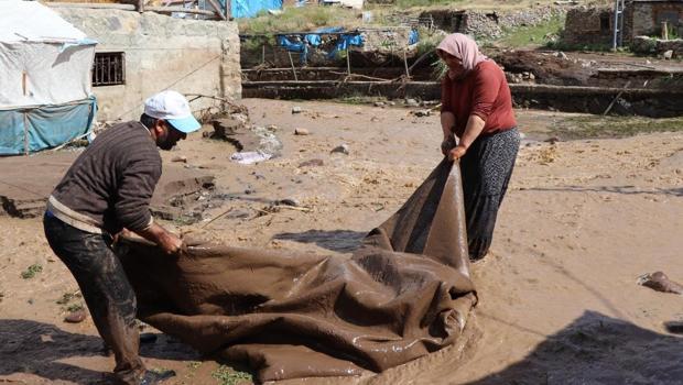 Erzurum'u sağanak vurdu: Ev ve ahırları su bastı