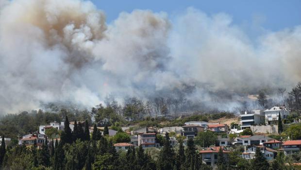 İzmir'in Urla ve Çeşme ilçesinde orman yangını