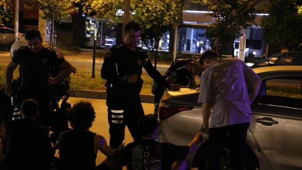 Polisin 'dur' ihtarına uymadılar! Yola attıkları poşetten uyuşturucu çıktı