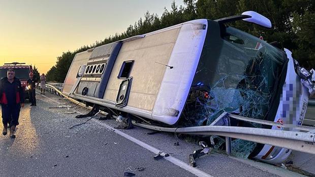 Uşak'ta yolcu otobüsü devrildi: 11 yaralı