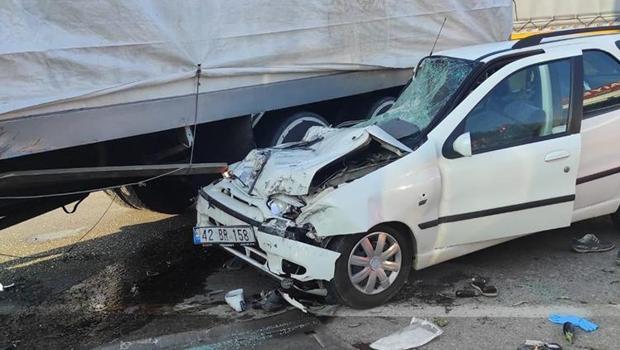 Konya'da kamyona çarpan otomobildeki 3 kişi hayatını kaybetti