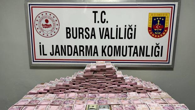 Turistlerin aracıyla birlikte 3 milyon 300 bin TL'sini gasbettiler!