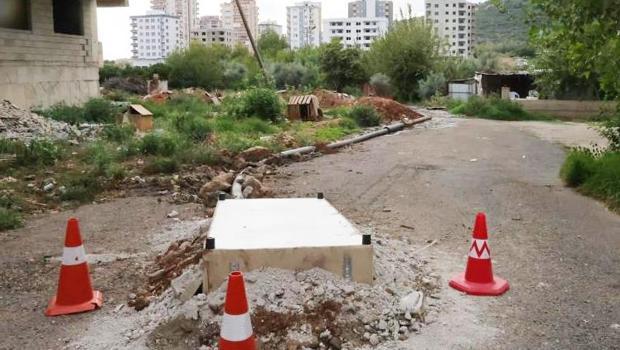 Adana'da vatandaşlar çözümü kendileri buldu: Bazayla üstünü kapattılar