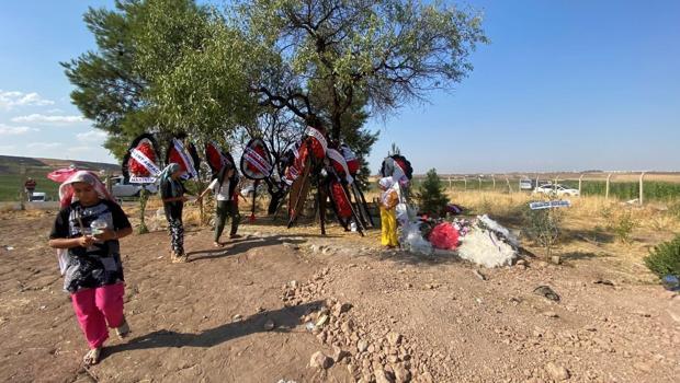 Arkadaşları Narin'in mezarını ziyaret etti