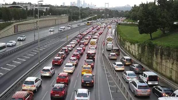 İstanbul'da okulun ilk günü trafik yoğunluğu