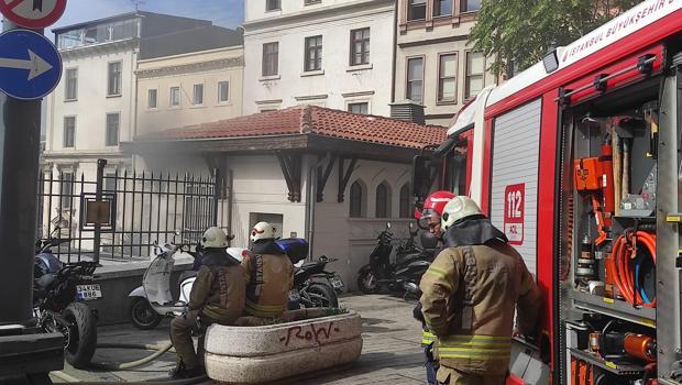 Beyoğlu Belediyesi önünde trafo patladı, bina boşaltıldı