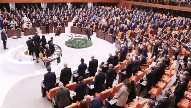 CHP’de ‘ayağa kalkma’ tartışması