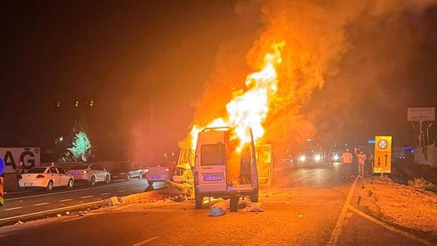 Diyarbakır'da kafa kafaya çarpışan kamyonet ile minibüs alev aldı: 11 yaralı