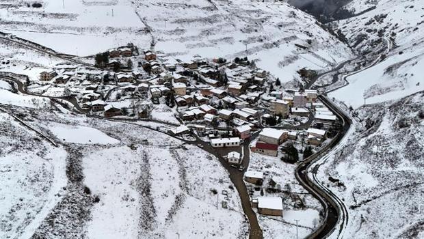 Doğu Karadeniz'de kar yağdı, yaylacılar dönüşe geçti! 'Kış ani baskın yaptı'