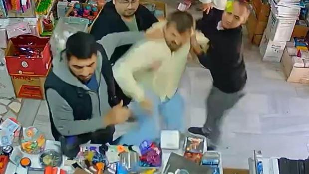 Dükkanına torpil atan çocukları kovaladı, aileler tarafından dövüldü