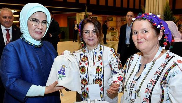 Emine Erdoğan, kadın çiftçilerle bir araya geldi... 'Toprağa iz bırakan kadınlarımızı yürekten kutluyorum'