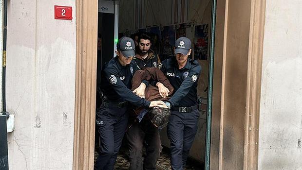 İstiklal Caddesi'nde polise bıçakla saldıran şahıs adliyeye sevk edildi