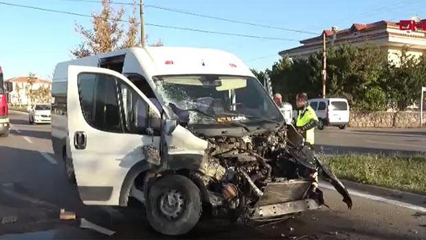 Öğrenci servisi ile TIR çarpıştı :11 yaralı