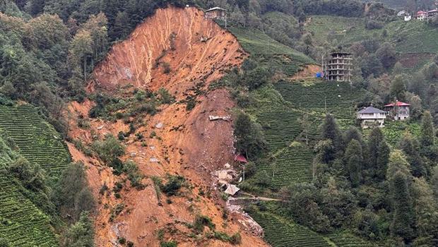 Rize'de heyelanda 2 boş ev toprak altında kaldı