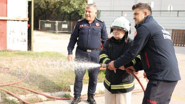 67 yaşında hayali gerçekleşti itfaiyeci oldu