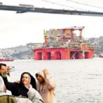 Dev platform İstanbul Boğazı’nda... Suya batıp geçti