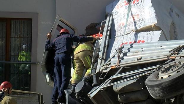 İstanbul'da kontrolden çıkan kamyon binaya girdi