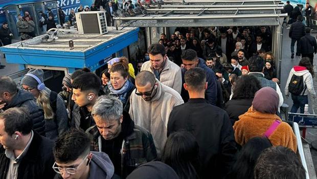 İstanbul'da metrobüs duraklarında izdiham: Dakikalarca aksama yaşandı