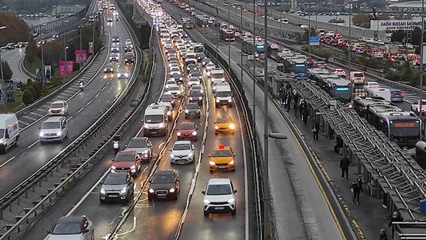 İstanbul'da trafik yoğunluğu: Okullarda ara tatil bitti, servisler yola çıktı