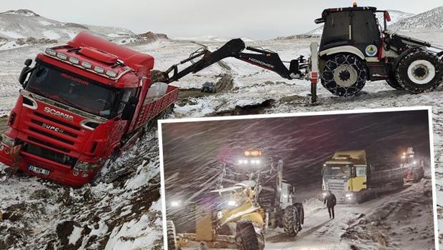 Kar fırtınasında mahsur kalan TIR'lar iş makineleriyle kurtarıldı