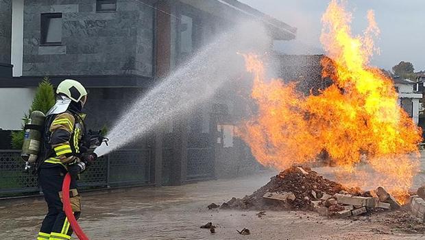 Panik dolu anlar: İş makinesi doğal gaz borusun deldi