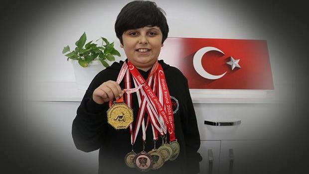 10 yaşındaki Türk matematikte dünya birincisi oldu! 'Geceleri uyurken masal yerine matematik soruları sordururdu'