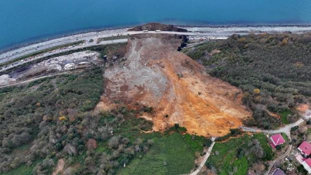 Artvin'de Karadeniz Sahil Yolu'nda çalışmalar devam ediyor