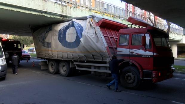 Bakırköy'de kamyon alt geçitte kaldı